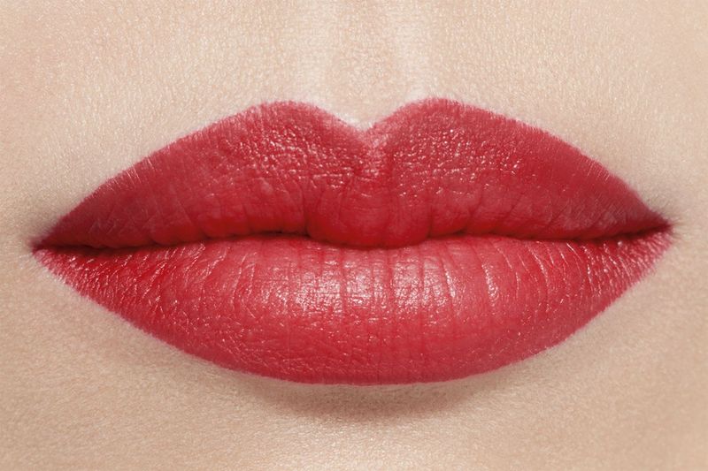 CHANEL Rouge Allure Velvet, Rossetto Vellutato Luminoso, 57 Rouge Feu, 3.5 g, Effetto Mat Intenso e Confortevole, Rossetto a Lunga Tenuta