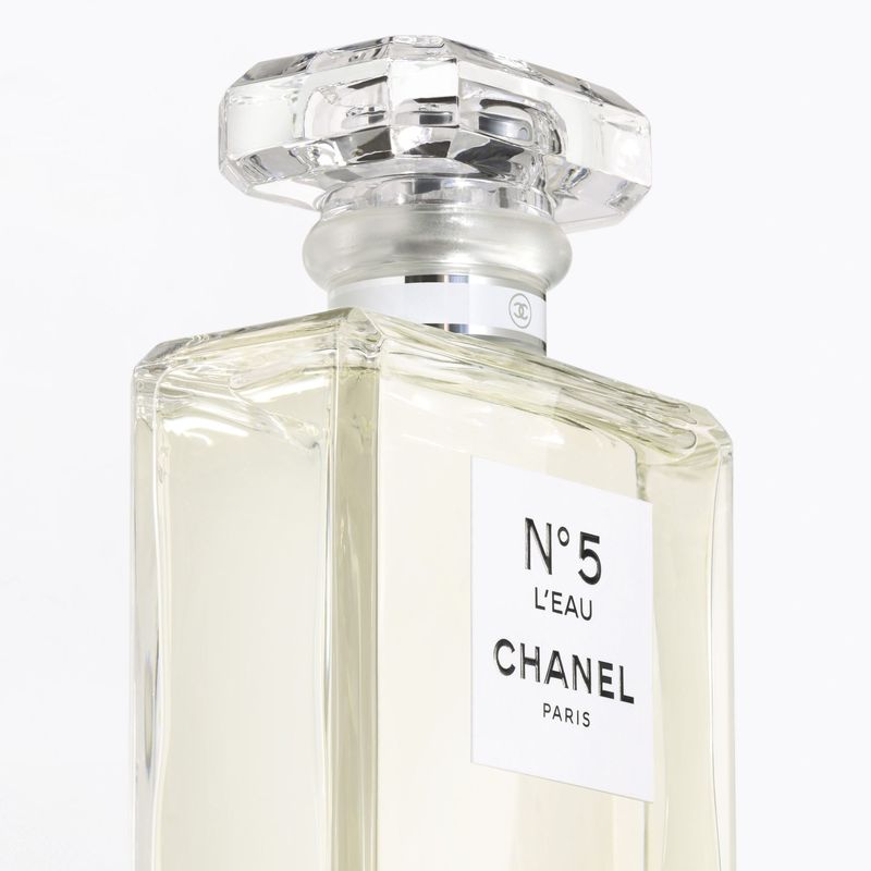 CHANEL N°5 L'eau, Eau De Toilette Donna, 100 ml Vaporizzatore, Profumo Floreale Aldeidico Fresco, Leggero e Agrumato per una Eleganza Moderna CHANEL N°5 L'eau, Eau De Toilette Donna, 100 ml Vaporizzatore, Profumo Floreale Aldeidico Fresco, Leggero e Agrumato per una Eleganza Moderna