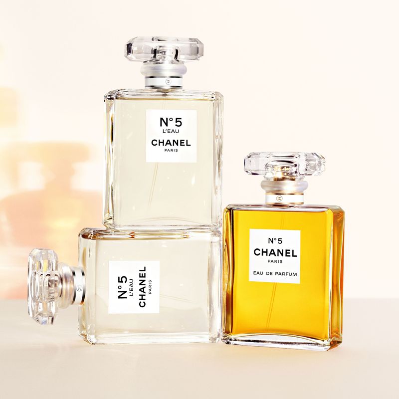 CHANEL N°5 L'eau, Eau De Toilette Donna, 100 ml Vaporizzatore, Profumo Floreale Aldeidico Fresco, Leggero e Agrumato per una Eleganza Moderna CHANEL N°5 L'eau, Eau De Toilette Donna, 100 ml Vaporizzatore, Profumo Floreale Aldeidico Fresco, Leggero e Agrumato per una Eleganza Moderna