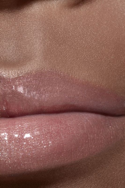 CHANEL Rouge Coco Gloss Gel Brillante Idratante, 722 Noce Moscata, 5.5 g, Lucidalabbra Effetto Bagnato a Lunga Tenuta con Finish Brillante CHANEL Rouge Coco Gloss Gel Brillante Idratante, 722 Noce Moscata, 5.5 g, Lucidalabbra Effetto Bagnato a Lunga Tenuta con Finish Brillante