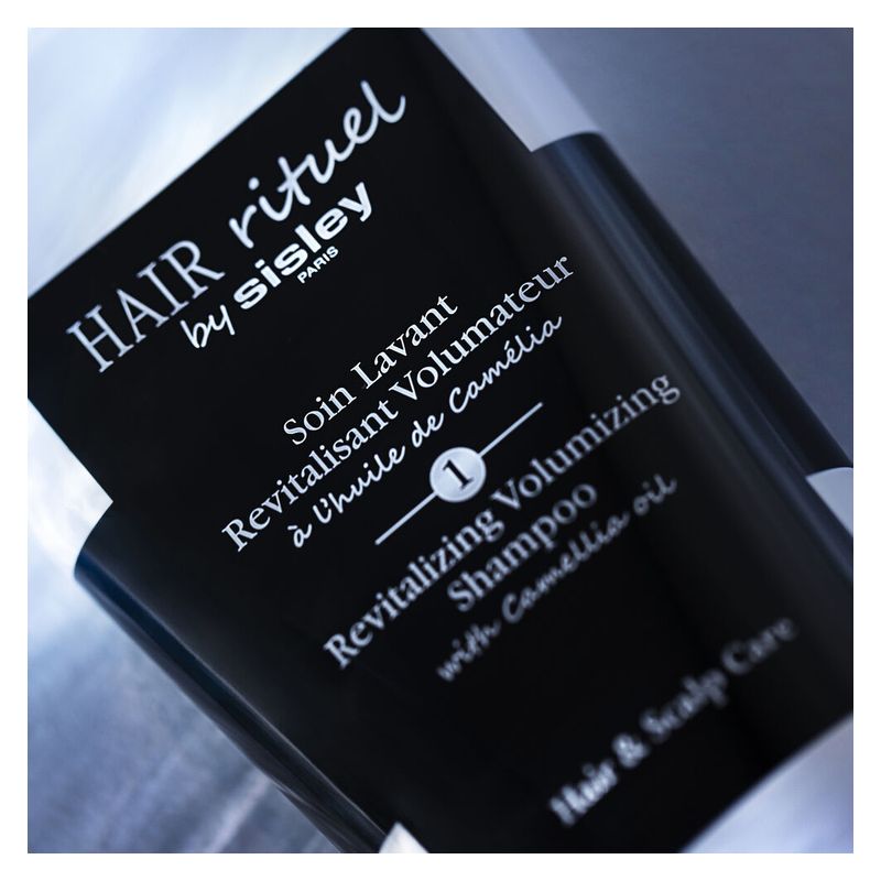 Sisley Hair Rituel Soin Lavant Revitalisant Volumateur, Shampoo Volumizzante per Capelli Fini e Piatti, con Olio di Camelia, 200 ml Sisley Hair Rituel Soin Lavant Revitalisant Volumateur, Shampoo Volumizzante per Capelli Fini e Piatti, con Olio di Camelia, 200 ml