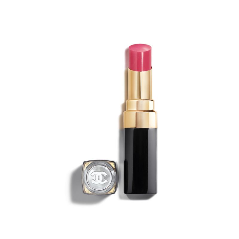 Chanel Chanel Rouge Coco Flash Hydrating Vibrant Shine Lip Colour poi riempi. - Intensifica colore e luminosità con strati aggiuntivi secondo desiderio. - Tampona una volta con un fazzoletto per una brillantezza più soft oppure lascia così per un finish lucido.
