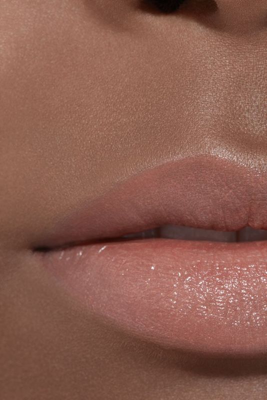 CHANEL Rouge Allure L'Extrait Ricarica, Rossetto Alta Intensità Donna, 2 g, Colore 812 Beige Brut, Finish Satinato, Idratante e a Lunga Tenuta CHANEL Rouge Allure L'Extrait Ricarica, Rossetto Alta Intensità Donna, 2 g, Colore 812 Beige Brut, Finish Satinato, Idratante e a Lunga Tenuta