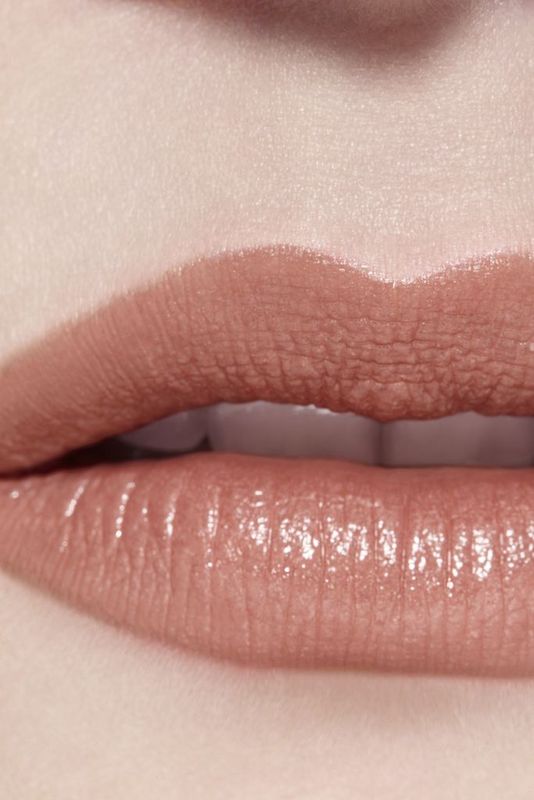 CHANEL Rouge Allure L'Extrait Ricarica, Rossetto Alta Intensità Donna, 2 g, Colore 812 Beige Brut, Finish Satinato, Idratante e a Lunga Tenuta CHANEL Rouge Allure L'Extrait Ricarica, Rossetto Alta Intensità Donna, 2 g, Colore 812 Beige Brut, Finish Satinato, Idratante e a Lunga Tenuta