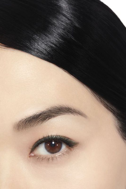 CHANEL Le Crayon Yeux, Matita Contorno Occhi Donna, 1 g, 71 Black Jade, Lunga Tenuta, Sfumabile con Temperino, Eyeliner di Precisione dal colore intenso CHANEL Le Crayon Yeux, Matita Contorno Occhi Donna, 1 g, 71 Black Jade, Lunga Tenuta, Sfumabile con Temperino, Eyeliner di Precisione dal colore intenso