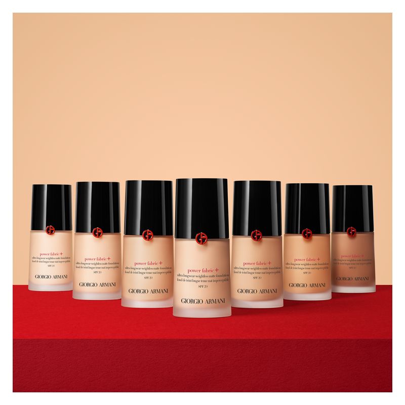 Armani Power Fabric+ Ultra Longwear Weightless Matte Foundation SPF 20, Fondotinta Fluido Donna, 30 ml, Colore 5.5, Lunga Tenuta Effetto Opaco Armani Power Fabric+ Ultra Longwear Weightless Matte Foundation SPF 20, Fondotinta Fluido Donna, 30 ml, Colore 5.5, Lunga Tenuta Effetto Opaco
