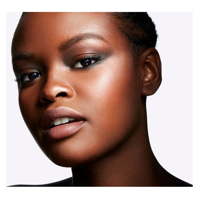MAC Extra Dimension Skinfinish - Un Illuminante Con Riflessi Prismatici