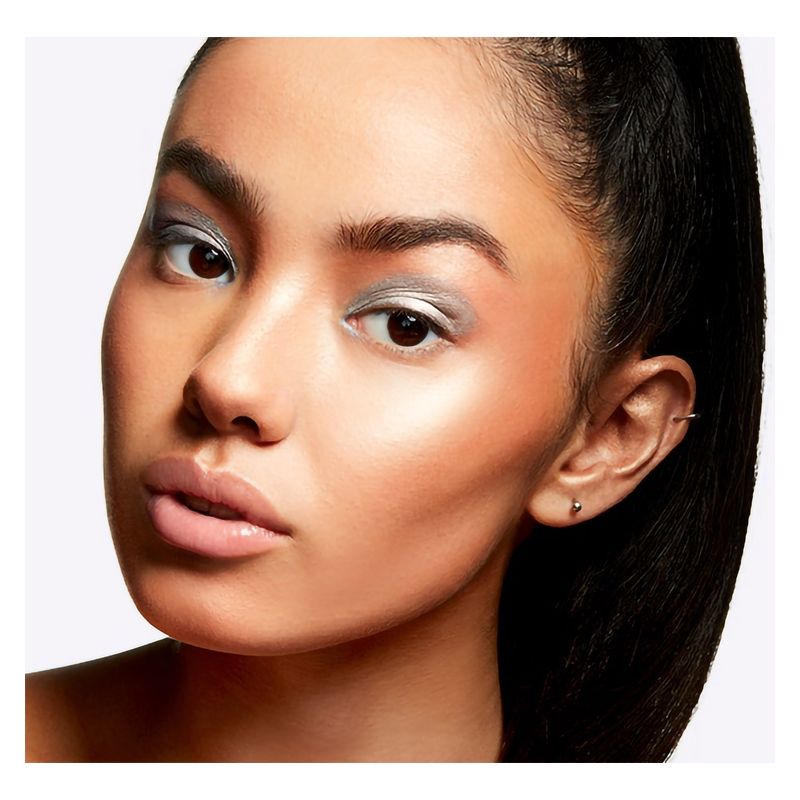 MAC Extra Dimension Skinfinish - Un Illuminante Con Riflessi Prismatici