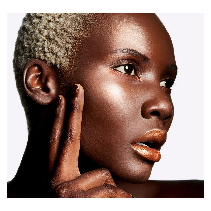 MAC Extra Dimension Skinfinish - Un Illuminante Con Riflessi Prismatici