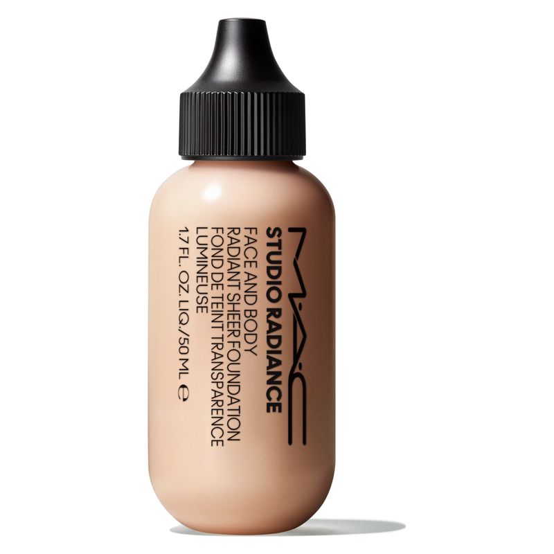 MAC Studio Radiance Face And Body Radiant Sheer Foundation, Fondotinta Viso e Corpo, 50 ml, Colore W1, Finish Luminoso e Naturale, Idratante MAC Studio Radiance Face And Body Radiant Sheer Foundation, Fondotinta Viso e Corpo, 50 ml, Colore W1, Finish Luminoso e Naturale, Idratante