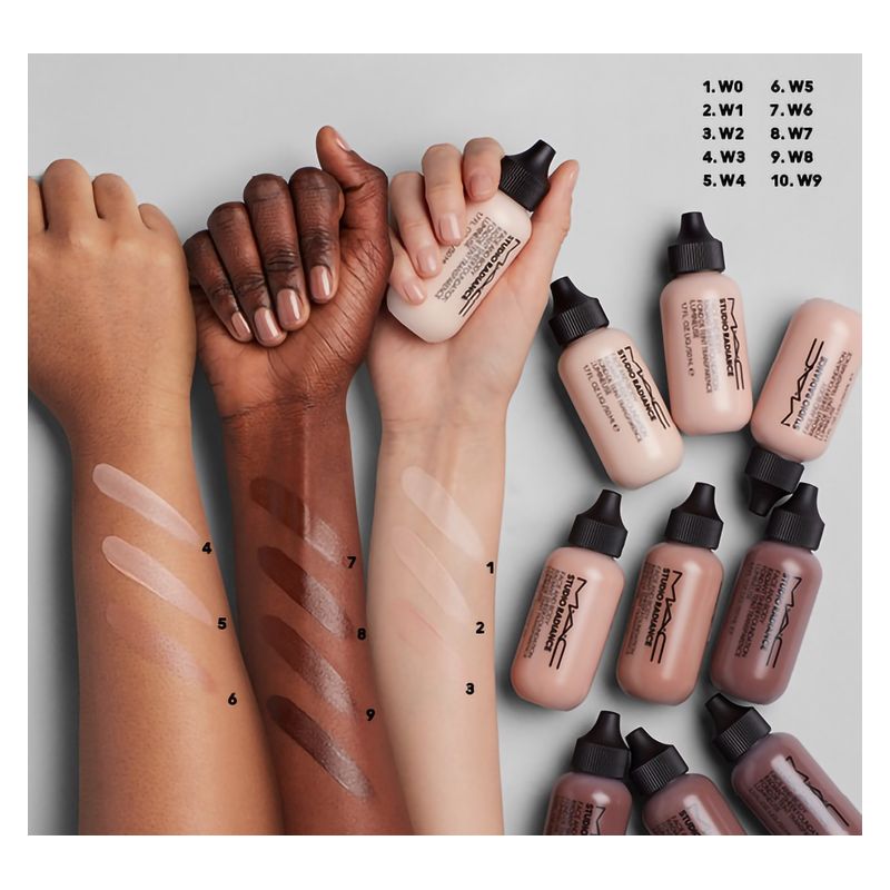 MAC Studio Radiance Face And Body Radiant Sheer Foundation, Fondotinta Viso e Corpo, 50 ml, Colore W2, Finish Luminoso e Idratante, Lunga Tenuta