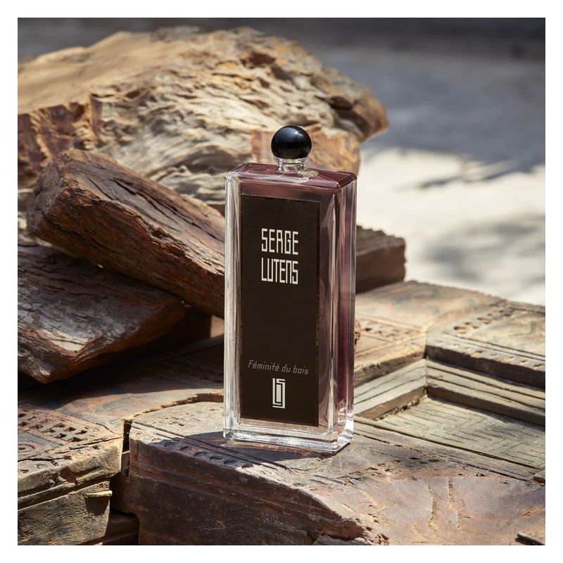 Serge Lutens Féminité du Bois, Eau de Parfum Unisex, 50 ml Spray, Profumo legnoso e speziato con note di cedro, prugna e cannella