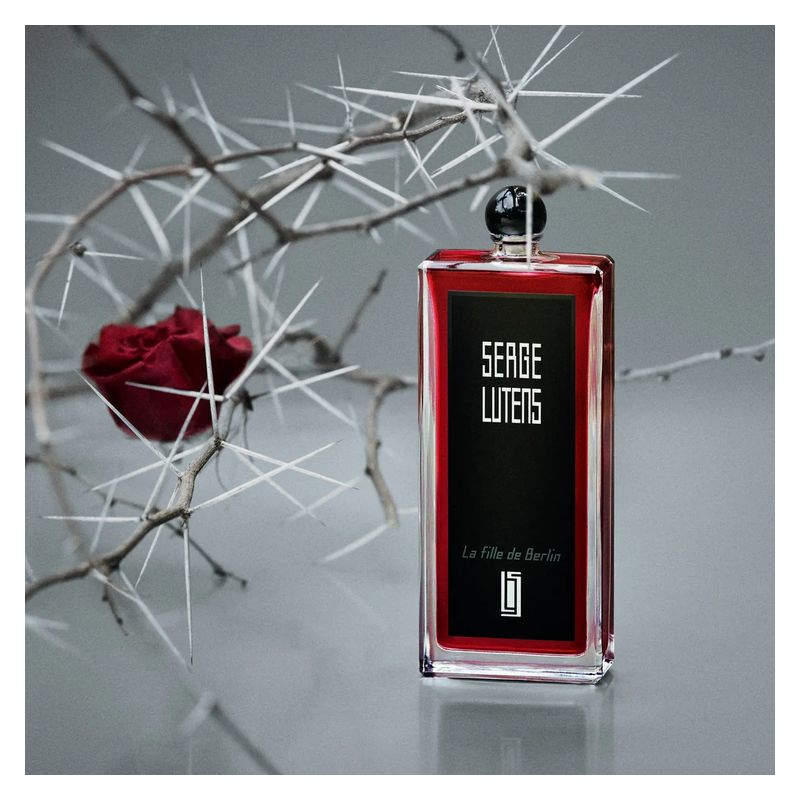 Serge Lutens La Fille De Berlin, Eau de Parfum Unisex, 50 ml Spray, Fragranza Floreale Speziata con note di Rosa e Pepe, Profumo di nicchia Serge Lutens La Fille De Berlin, Eau de Parfum Unisex, 50 ml Spray, Fragranza Floreale Speziata con note di Rosa e Pepe, Profumo di nicchia