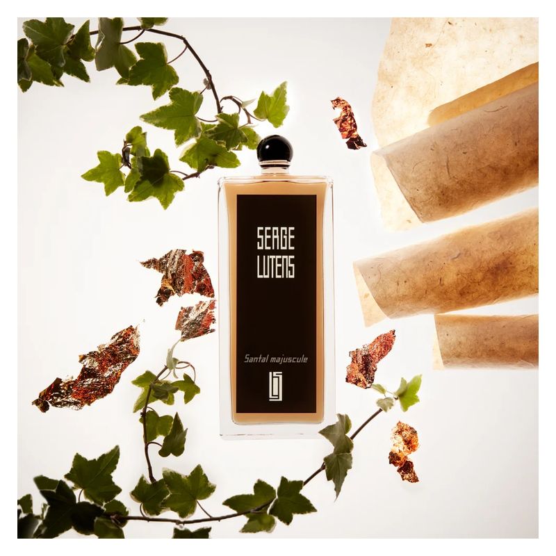 Serge Lutens Santal Majuscule, Eau de Parfum Unisex, 50 ml Spray, Profumo Orientale Legnoso, Fragranza avvolgente con Sandalo, Cacao e Rosa Damascena Serge Lutens Santal Majuscule, Eau de Parfum Unisex, 50 ml Spray, Profumo Orientale Legnoso, Fragranza avvolgente con Sandalo, Cacao e Rosa Damascena