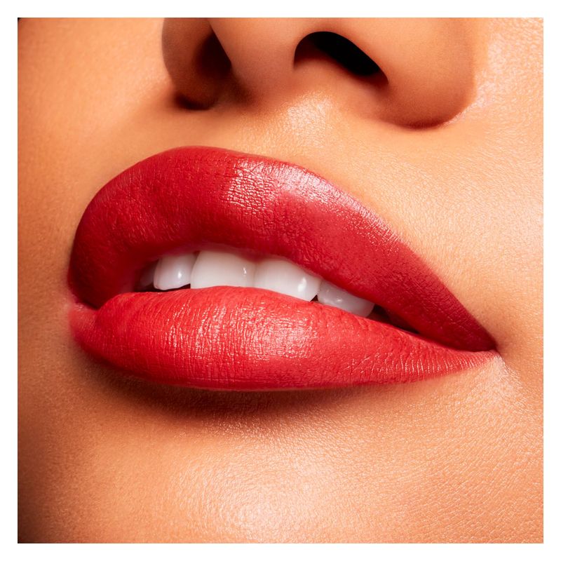 MAC Powder Kiss Velvet Blur Slim Stick, Rossetto Idratante Matte, Dubonnet Buzz, 2 g, Lunga Tenuta 12 Ore, Effetto Vellutato e Levigante per Labbra