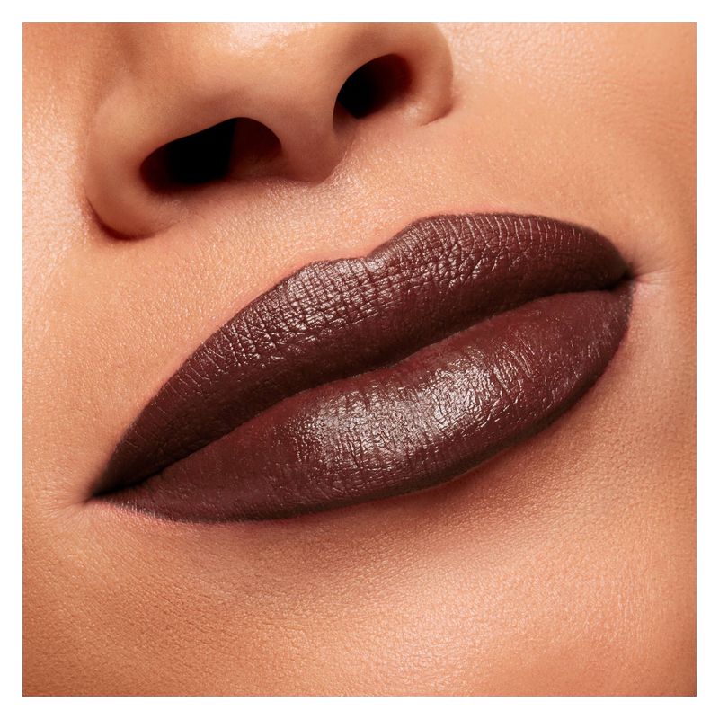 MAC Powder Kiss Velvet Blur Slim Stick, Rossetto Idratante Matte, Colore LOVE CLOVE, 2 g, Finish Vellutato e Lunga Tenuta per Labbra Morbide