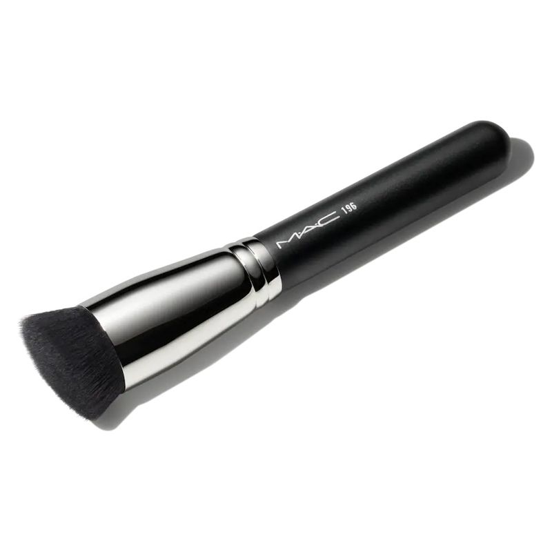 MAC 196 SLANTED FLAT TOP FOUNDATION BRUSH - Pennello per fondortina, punta piatta inclinata, a setole corte.