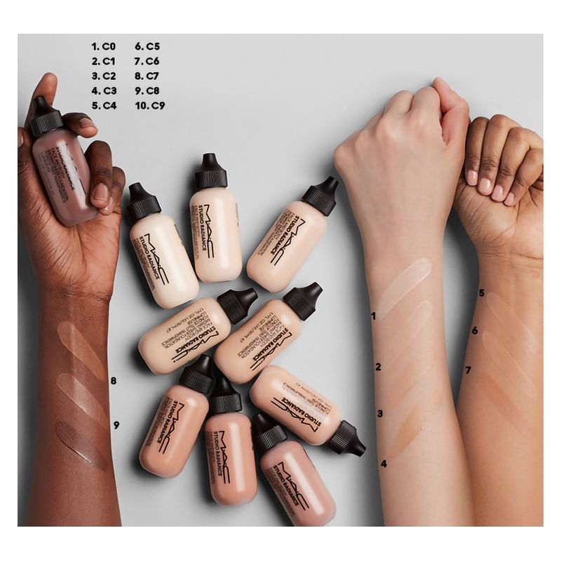 MAC Studio Radiance Face And Body Foundation, Fondotinta Fluido C8, 50 ml, Idratante con Finish Luminoso, Coprenza Leggera per Viso e Corpo MAC Studio Radiance Face And Body Foundation, Fondotinta Fluido C8, 50 ml, Idratante con Finish Luminoso, Coprenza Leggera per Viso e Corpo