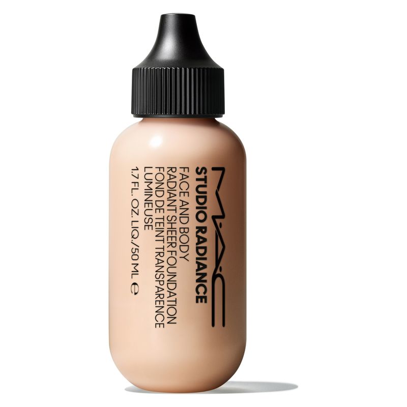 MAC Studio Radiance Face And Body Radiant Sheer Foundation, Fondotinta Fluido Donna, 50 ml, Colore W0, Finish Luminoso e Idratante, Lunga Tenuta MAC Studio Radiance Face And Body Radiant Sheer Foundation, Fondotinta Fluido Donna, 50 ml, Colore W0, Finish Luminoso e Idratante, Lunga Tenuta
