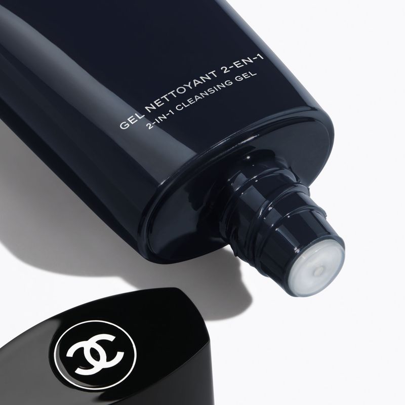 CHANEL Bleu De Chanel, Gel Detergente 2 in 1 Viso e Barba Uomo, 100 ml, Purificante e Rinfrescante, Profumo Aromatico Legnoso per pelli sensibili CHANEL Bleu De Chanel, Gel Detergente 2 in 1 Viso e Barba Uomo, 100 ml, Purificante e Rinfrescante, Profumo Aromatico Legnoso per pelli sensibili