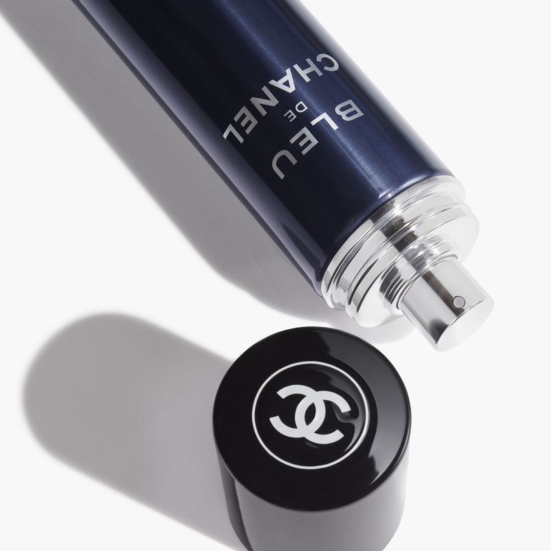 CHANEL Bleu De Chanel All-Over Spray, Profumo Corpo Uomo, 100 ml, Fragranza maschile fresca, boschiva e idratante per una profumazione elegante CHANEL Bleu De Chanel All-Over Spray, Profumo Corpo Uomo, 100 ml, Fragranza maschile fresca, boschiva e idratante per una profumazione elegante