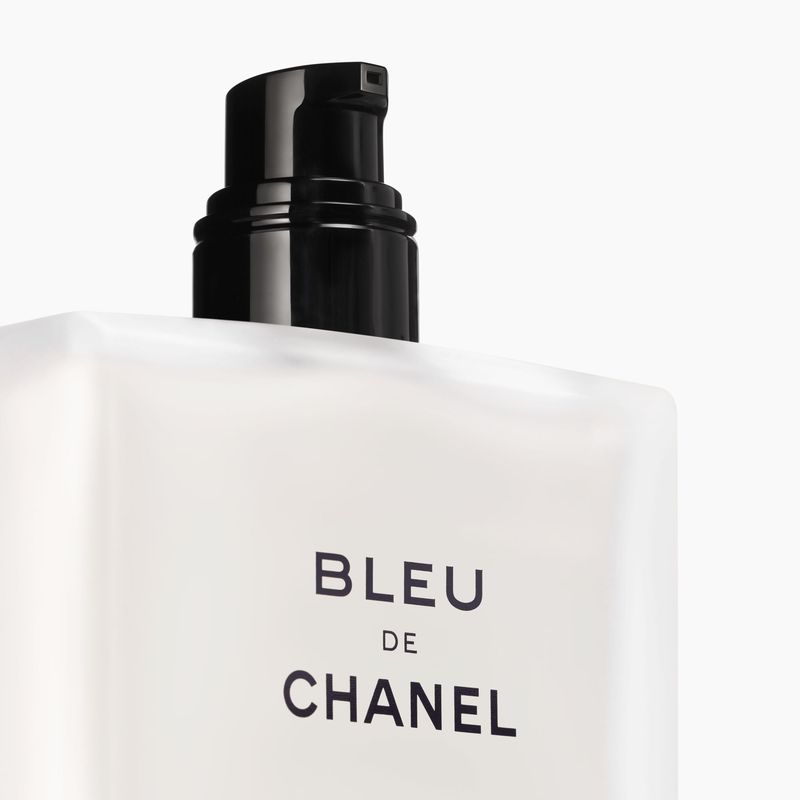 CHANEL Bleu De Chanel, Trattamento Idratante 3 in 1 Uomo, 90 ml, Dopobarba Lenitivo, Crema Viso e Cura Barba, Fragranza Aromatico-Boschiva CHANEL Bleu De Chanel, Trattamento Idratante 3 in 1 Uomo, 90 ml, Dopobarba Lenitivo, Crema Viso e Cura Barba, Fragranza Aromatico-Boschiva
