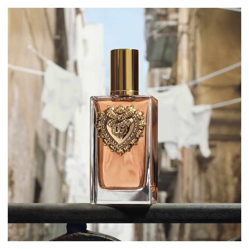 Dolce & Gabbana Devotion, Eau de Parfum Donna, 50 ml Spray, Fragranza Gourmand avvolgente, Profumo femminile con Cuore Sacro, Ambrato Vanigliato