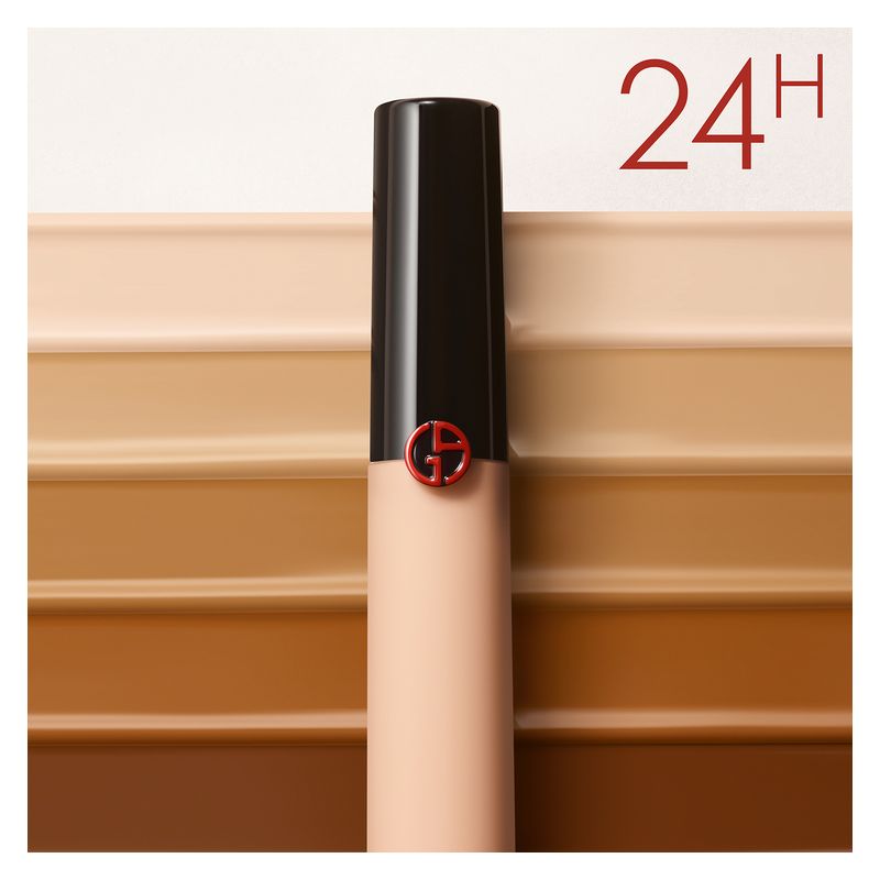 Armani POWER FABRIC + CONCEALER - Un correttore liquido a lunga tenuta e ad alta coprenza con un finish mat vellutato.