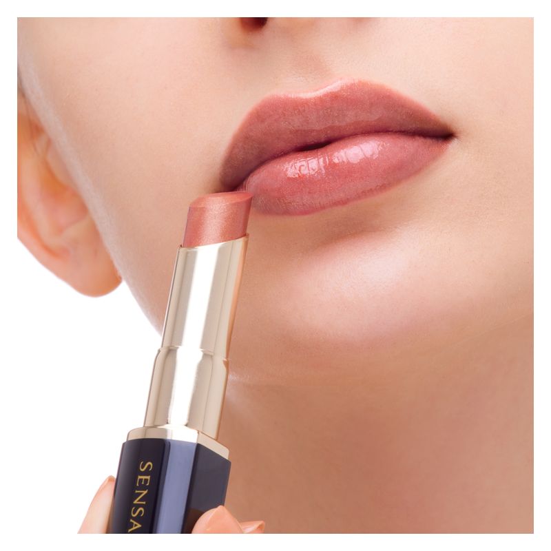 SENSAI Colours Lasting Plump Lipstick Ricarica, Rossetto Donna Effetto Rimpolpante e Luminoso, Colore LP06 Shimmer Nude, Finish Brillante SENSAI Colours Lasting Plump Lipstick Ricarica, Rossetto Donna Effetto Rimpolpante e Luminoso, Colore LP06 Shimmer Nude, Finish Brillante