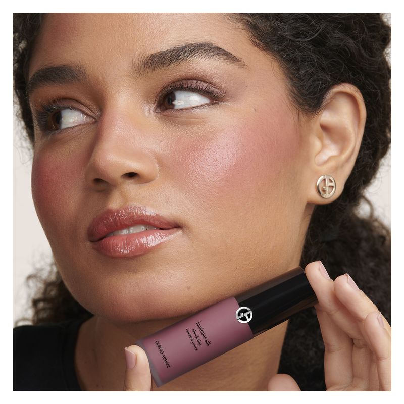 Armani Luminous Silk Cheek Tint, Blush Liquido Donna, 12 ml, Colore 65 Intense Berry, Fard per Guance e Labbra a Lunga Tenuta con Finish Luminoso Armani Luminous Silk Cheek Tint, Blush Liquido Donna, 12 ml, Colore 65 Intense Berry, Fard per Guance e Labbra a Lunga Tenuta con Finish Luminoso