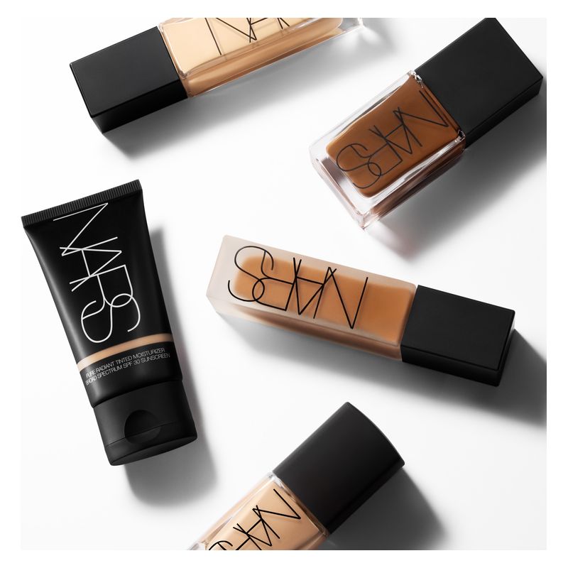 NARS Natural Radiant Longwear Foundation, Fondotinta Fluido, 30 ml, New Caledonia, Lunga Tenuta e Finish Radioso, Copertura da media a totale NARS Natural Radiant Longwear Foundation, Fondotinta Fluido, 30 ml, New Caledonia, Lunga Tenuta e Finish Radioso, Copertura da media a totale