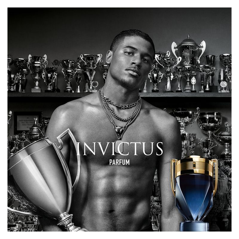 Rabanne Invictus Parfum, Parfum Uomo, 50 ml Spray, Fragranza aromatica, legnosa e acquatica, Profumo maschile per l'eroe che trasforma la vita in leggenda