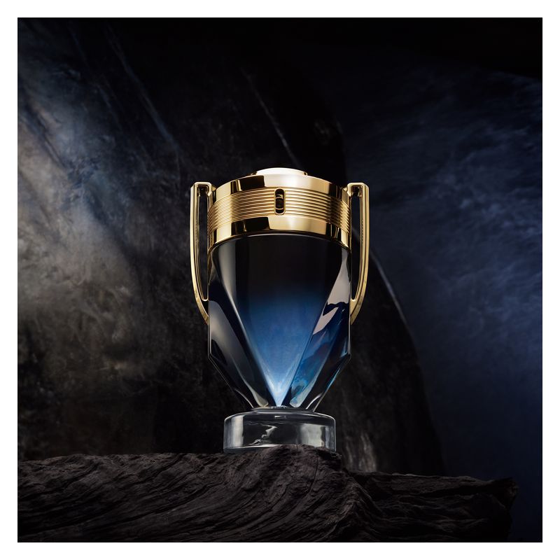 Rabanne Invictus Parfum, Parfum Uomo, 50 ml Spray, Fragranza aromatica, legnosa e acquatica, Profumo maschile per l'eroe che trasforma la vita in leggenda