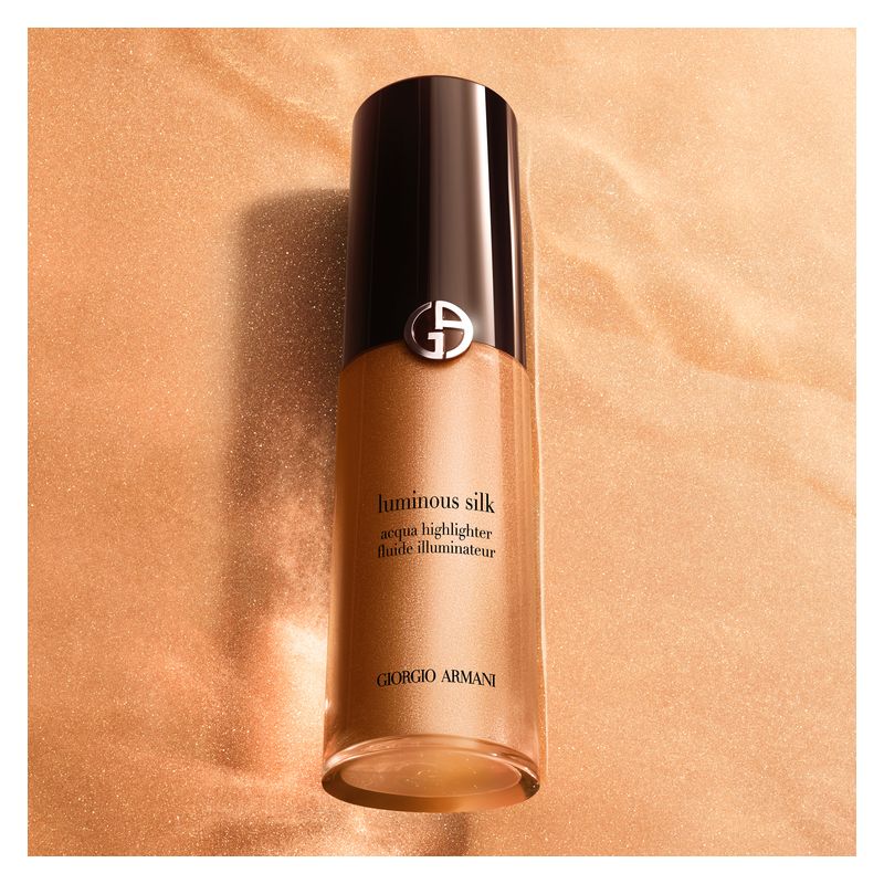 Armani Luminous Silk Acqua Highlighter, Illuminante Liquido Donna, 12 ml, Colore 05 Sunset, Per un incarnato radioso e un finish luminoso a lunga tenuta Armani Luminous Silk Acqua Highlighter, Illuminante Liquido Donna, 12 ml, Colore 05 Sunset, Per un incarnato radioso e un finish luminoso a lunga tenuta