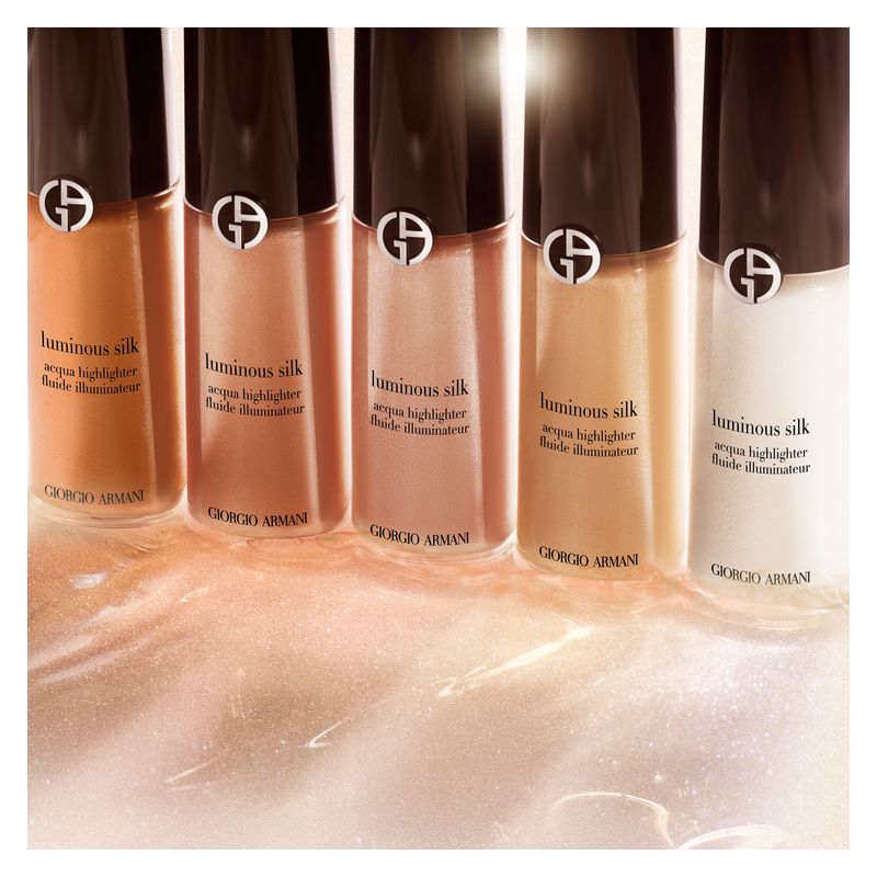 Armani Luminous Silk Acqua Highlighter, Illuminante Liquido Donna, 12 ml, Colore 05 Sunset, Per un incarnato radioso e un finish luminoso a lunga tenuta Armani Luminous Silk Acqua Highlighter, Illuminante Liquido Donna, 12 ml, Colore 05 Sunset, Per un incarnato radioso e un finish luminoso a lunga tenuta
