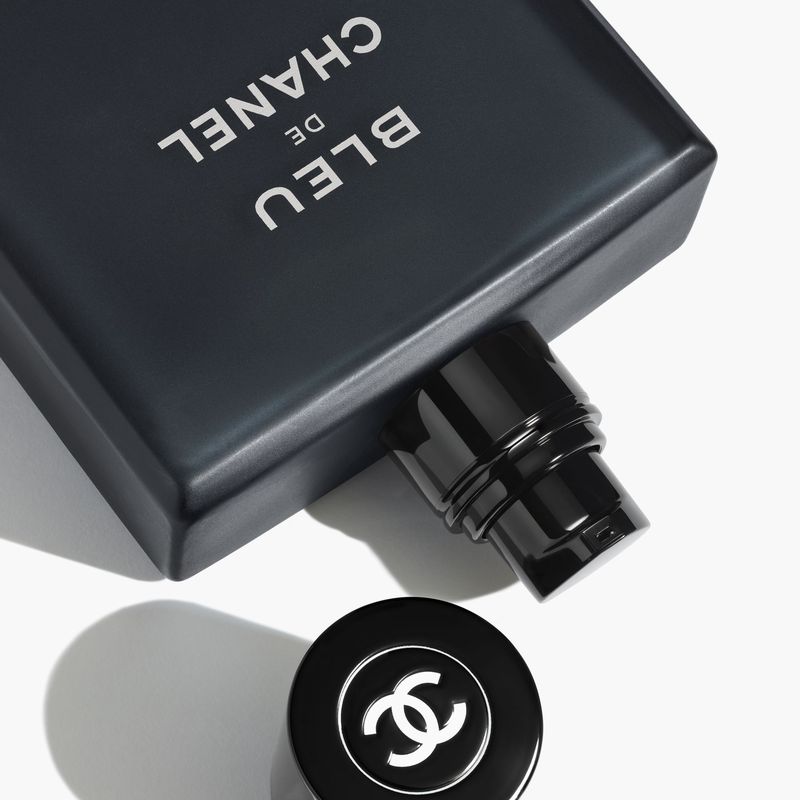 CHANEL Bleu de Chanel, Trattamento Profumato per Capelli Uomo, 90 ml, Note Aromatico-Boschive, Idrata e Ammorbidisce, Profumo per Capelli CHANEL Bleu de Chanel, Trattamento Profumato per Capelli Uomo, 90 ml, Note Aromatico-Boschive, Idrata e Ammorbidisce, Profumo per Capelli