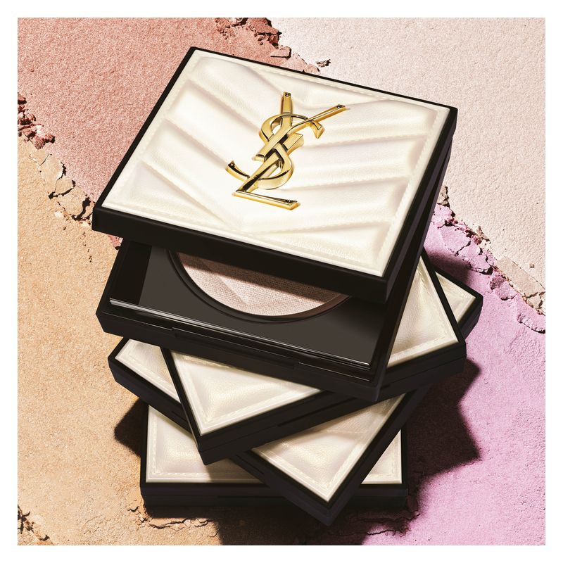 Yves Saint Laurent All Hours Hyper Luminize, Poudre Illuminatrice Versatile Donna, 5 g, 02 - Hypnotic Honey, Illuminante in polvere effetto glow Yves Saint Laurent All Hours Hyper Luminize, Poudre Illuminatrice Versatile Donna, 5 g, 02 - Hypnotic Honey, Illuminante in polvere effetto glow