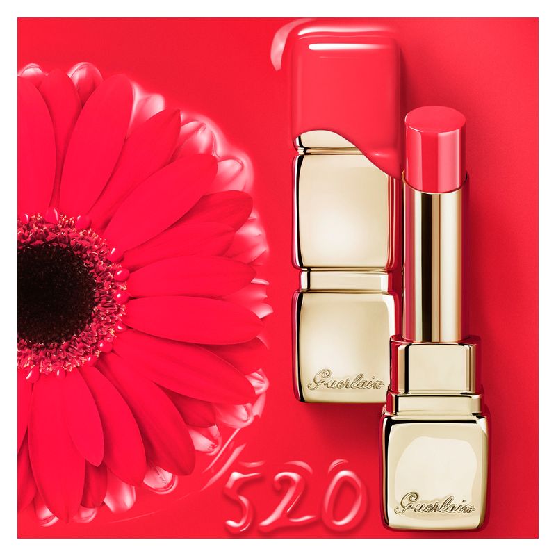 Guerlain KissKiss Shine Bloom, Rossetto Brillante Donna, 3.2 g, 520 Love Bloom, Idratante 24h, 95% Ingredienti di Origine Naturale, Finish Luminoso Guerlain KissKiss Shine Bloom, Rossetto Brillante Donna, 3.2 g, 520 Love Bloom, Idratante 24h, 95% Ingredienti di Origine Naturale, Finish Luminoso