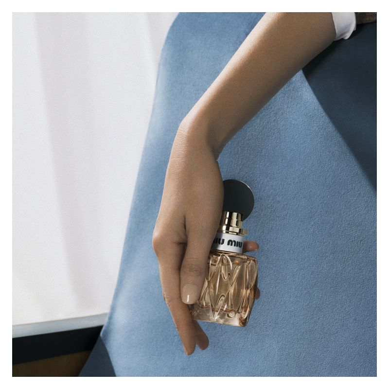 Miu Miu Miutine, Eau de Parfum Donna, 30 ml Spray, Profumo Floreale Gourmand con Fragolina di Bosco, Vaniglia e Zucchero di Canna, Fragranza Femminile