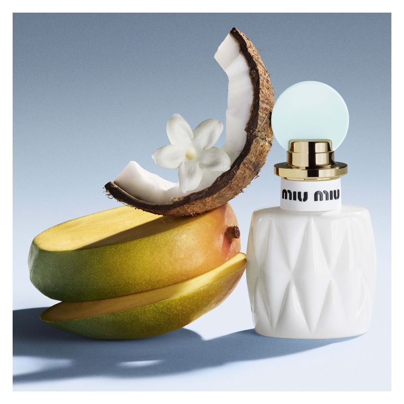 Miu Miu Fleur De Lait, Eau de Parfum Donna, 30 ml Spray, Profumo Floreale Fruttato Gourmand con note di Mango, Osmanto e Latte di Cocco