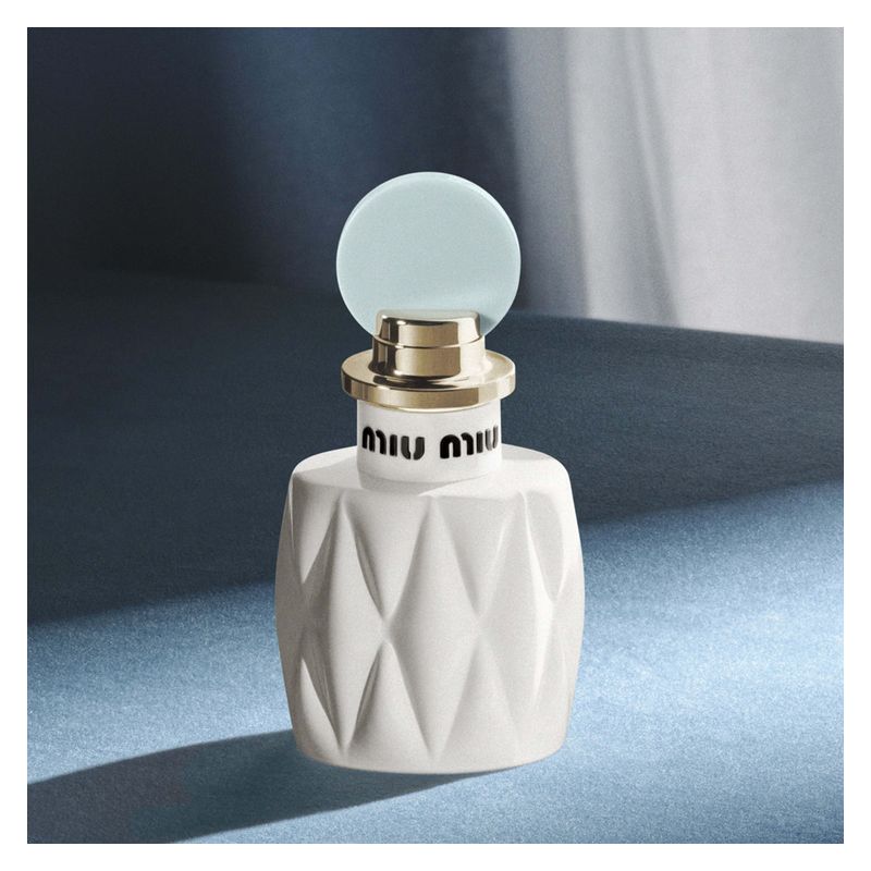 Miu Miu Fleur De Lait, Eau de Parfum Donna, 30 ml Spray, Profumo Floreale Fruttato Gourmand con note di Mango, Osmanto e Latte di Cocco