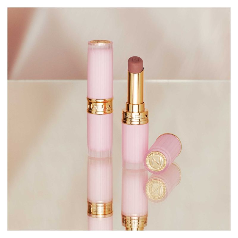 NABLA Beyond Blurry Lipstick, Rossetto Effetto Soft-Focus, Colore Celeste, 3.2 g, Finish Matte Vellutato, Rossetto Nude Rosato a Lunga Tenuta NABLA Beyond Blurry Lipstick, Rossetto Effetto Soft-Focus, Colore Celeste, 3.2 g, Finish Matte Vellutato, Rossetto Nude Rosato a Lunga Tenuta