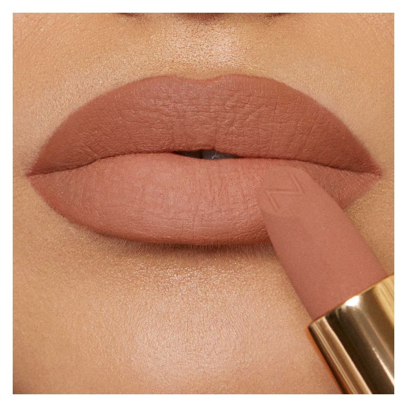 NABLA Matte Pleasure Lipstick, Rossetto Opaco Donna, 3.5 g, Colore GLAM ON, Lunga Tenuta, Finish Vellutato per Labbra Morbide e Colore Intenso NABLA Matte Pleasure Lipstick, Rossetto Opaco Donna, 3.5 g, Colore GLAM ON, Lunga Tenuta, Finish Vellutato per Labbra Morbide e Colore Intenso
