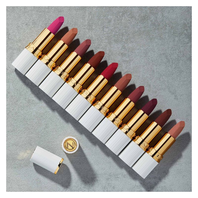 NABLA Matte Pleasure Lipstick, Rossetto Opaco Donna, 3.5 g, Colore GLAM ON, Lunga Tenuta, Finish Vellutato per Labbra Morbide e Colore Intenso NABLA Matte Pleasure Lipstick, Rossetto Opaco Donna, 3.5 g, Colore GLAM ON, Lunga Tenuta, Finish Vellutato per Labbra Morbide e Colore Intenso
