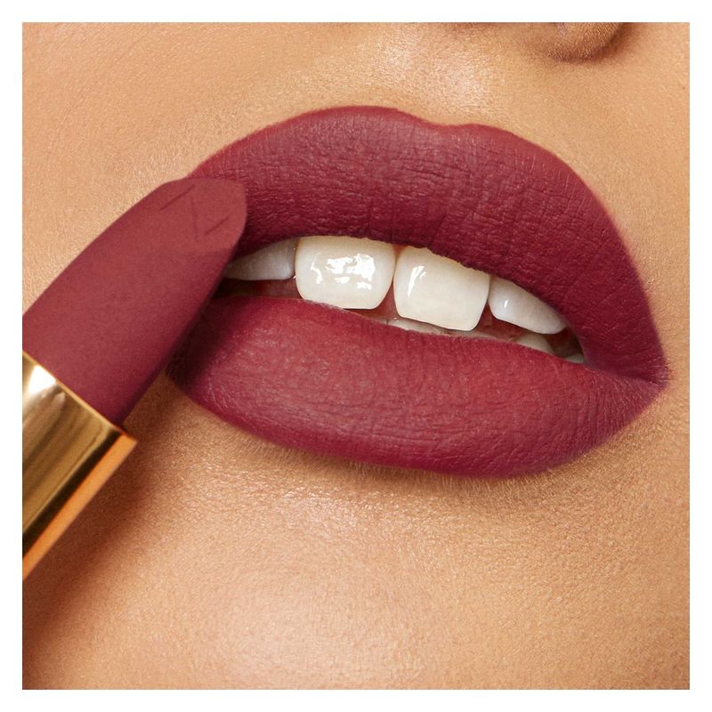 NABLA Matte Pleasure Lipstick, Rossetto Opaco Lunga Tenuta, Colore KARMA RED, 3.5 g, Finish Matte Intenso, Comfort Assoluto, Labbra Morbide e Levigate NABLA Matte Pleasure Lipstick, Rossetto Opaco Lunga Tenuta, Colore KARMA RED, 3.5 g, Finish Matte Intenso, Comfort Assoluto, Labbra Morbide e Levigate