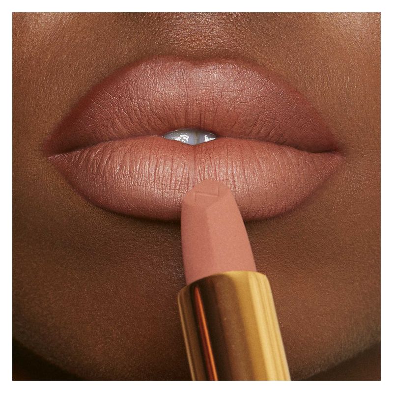 NABLA Matte Pleasure Lipstick, Rossetto Opaco Donna, 3.5 g, Colore PEACH DEAL, A Lunga Tenuta, Finish Vellutato, Comfortevole e Idratante sulle Labbra NABLA Matte Pleasure Lipstick, Rossetto Opaco Donna, 3.5 g, Colore PEACH DEAL, A Lunga Tenuta, Finish Vellutato, Comfortevole e Idratante sulle Labbra