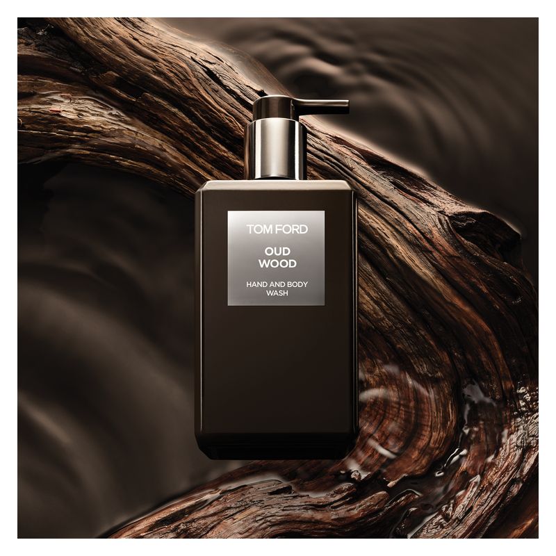 Tom Ford Oud Wood Hand And Body Wash, Detergente Mani e Corpo Unisex, 240 ml, Profumo Legnoso con Note di Oud, Cardamomo e Ambra Tom Ford Oud Wood Hand And Body Wash, Detergente Mani e Corpo Unisex, 240 ml, Profumo Legnoso con Note di Oud, Cardamomo e Ambra