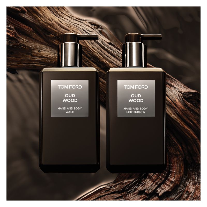 Tom Ford Oud Wood Hand And Body Wash, Detergente Mani e Corpo Unisex, 240 ml, Profumo Legnoso con Note di Oud, Cardamomo e Ambra Tom Ford Oud Wood Hand And Body Wash, Detergente Mani e Corpo Unisex, 240 ml, Profumo Legnoso con Note di Oud, Cardamomo e Ambra