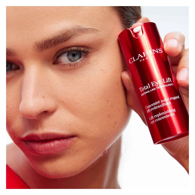 Clarins Total Eye Lift, Concentrato Contorno Occhi Lift-Redensificante, 15 ml, Ricarica, Trattamento Antirughe e Anti-occhiaie Effetto Lifting Clarins Total Eye Lift, Concentrato Contorno Occhi Lift-Redensificante, 15 ml, Ricarica, Trattamento Antirughe e Anti-occhiaie Effetto Lifting
