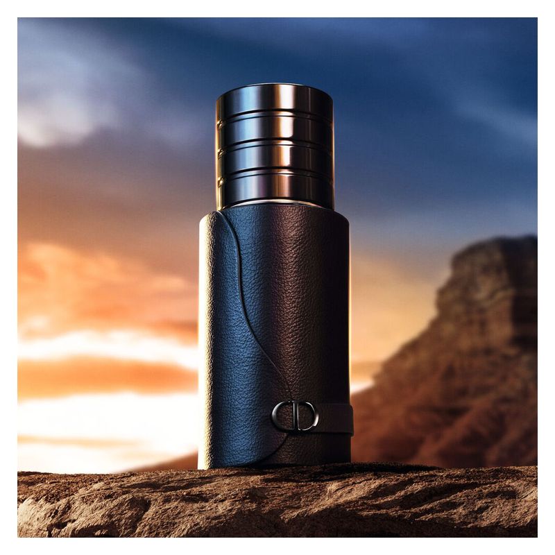 DIOR Sauvage Spray For The Wild, Parfum Uomo, 30 ml Edizione Limitata, Astuccio da Viaggio Ricaricabile, Profumo Orientale Fresco e Legnoso